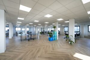 Moderne, open kantooruimte aan de Joan Muyskenweg met werkplekken, tafeltennistafel en planten.